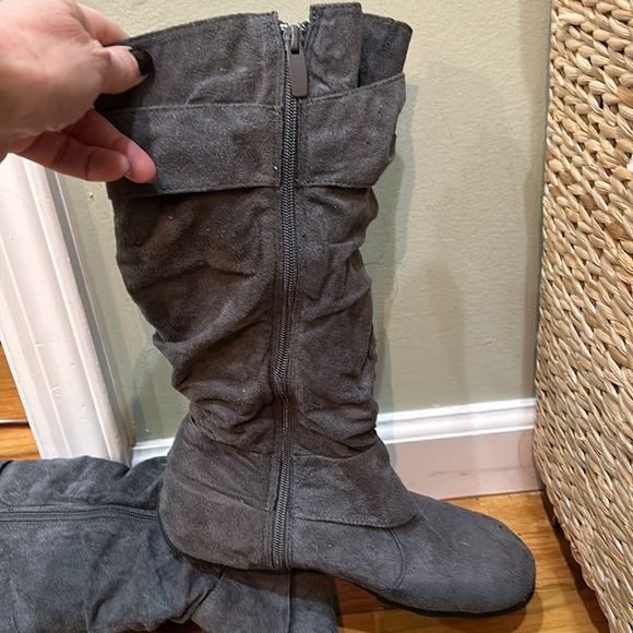 Max Collection grey slouchy boot. Size 9. - Picture 5 of 7